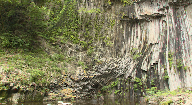苔むした洞窟の中を流れ落ちる神秘的な滝 「シワガラの滝」 | eoオン